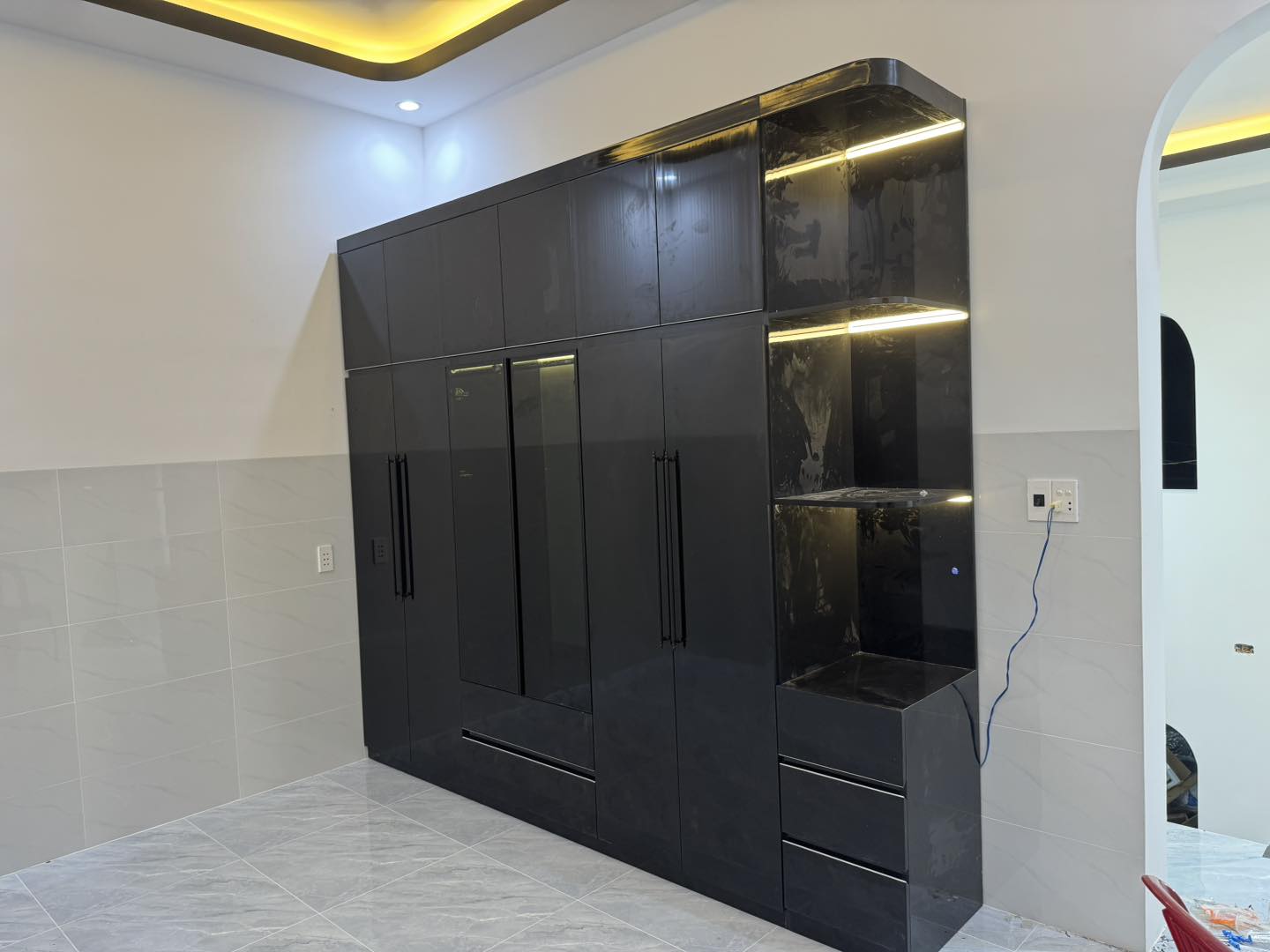 Tủ quần áo kết hợp kệ trưng bày có đèn LED