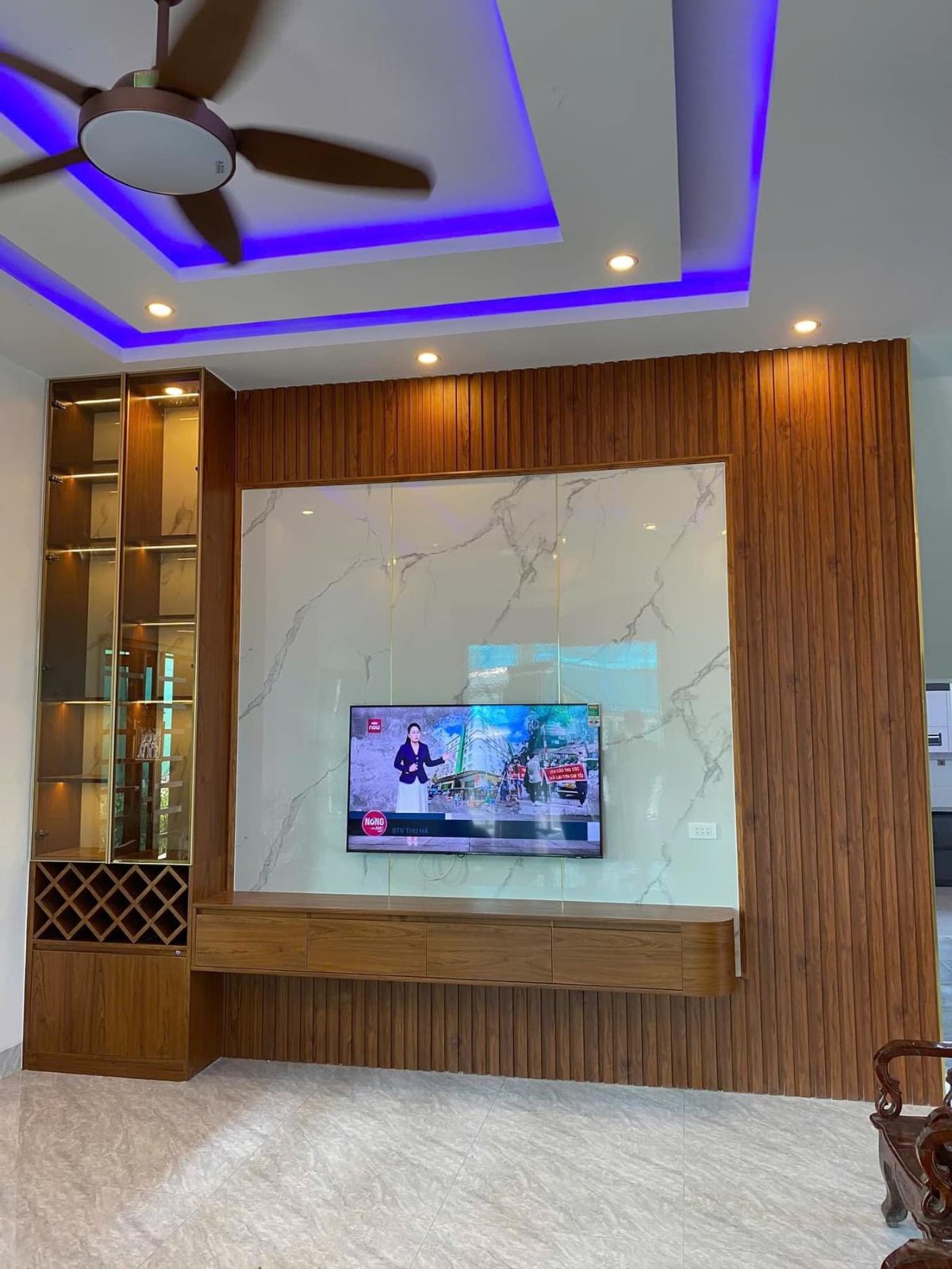 Kệ tivi phòng khách kết hợp ốp tường trang trí