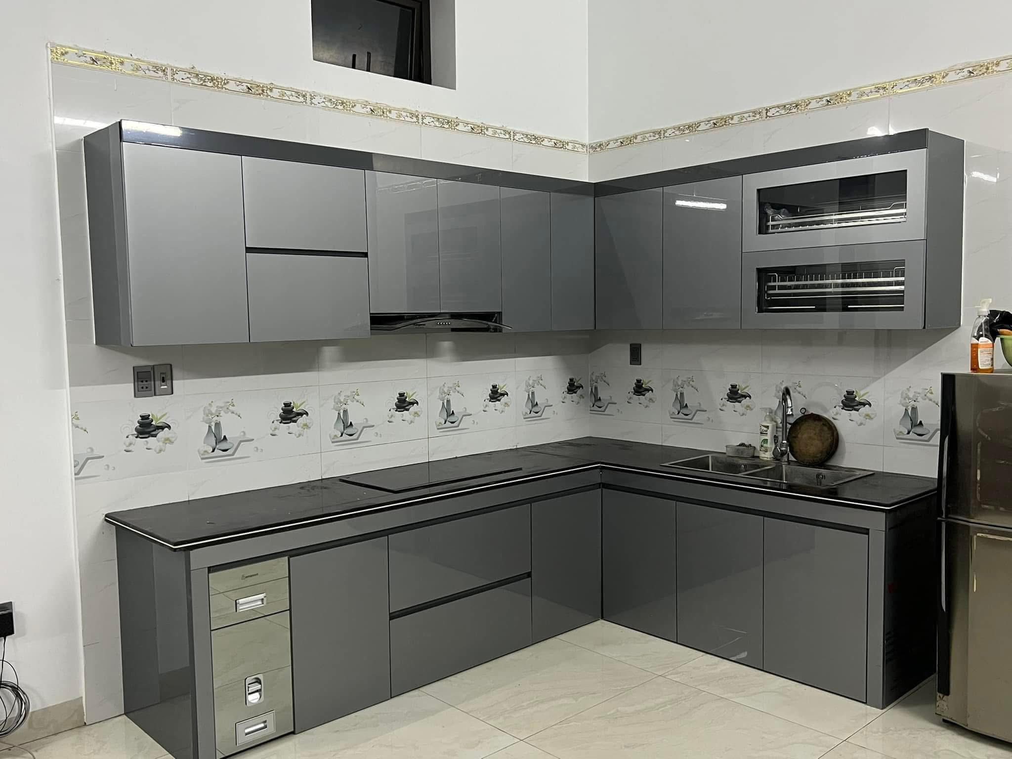 Tủ bếp nhựa chữ L màu xám bóng