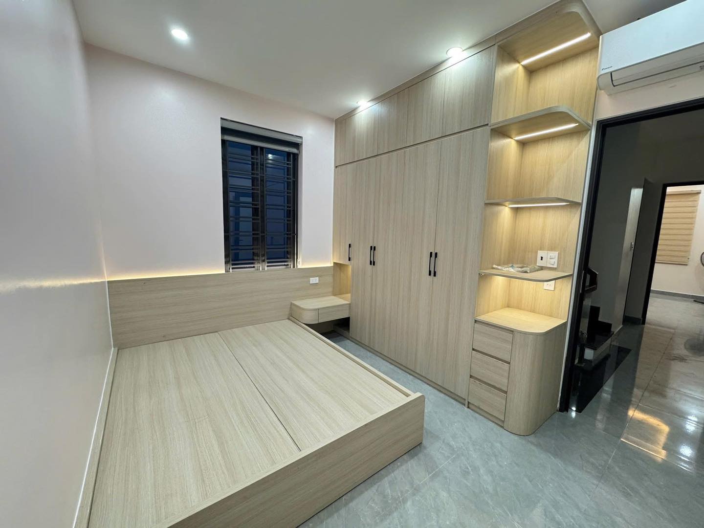 Phòng ngủ nhựa tone vân gỗ nhẹ nhàng