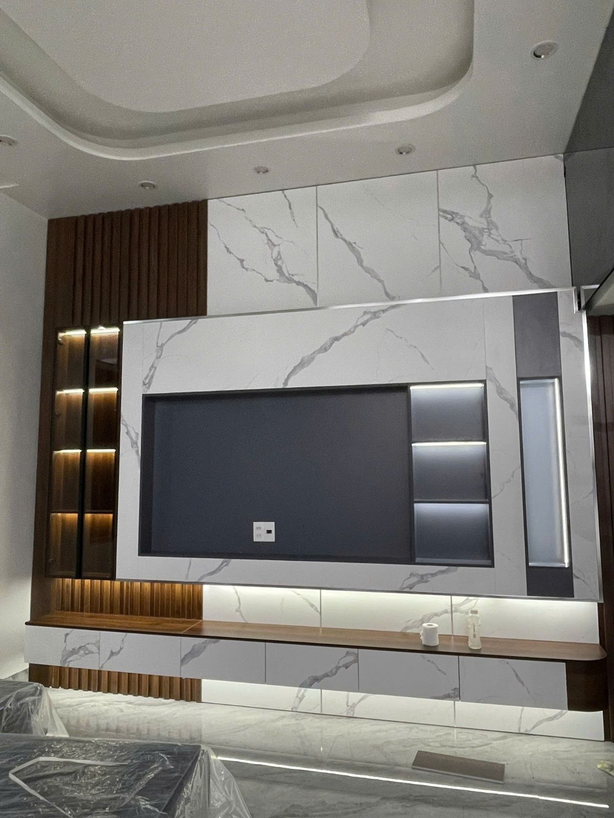 Kệ tivi phòng khách kết hợp ốp trang trí cao cấp