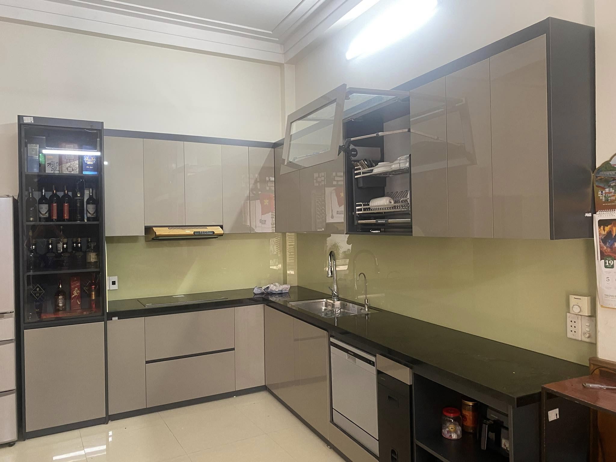 Đá ốp bếp và kính ốp bếp 