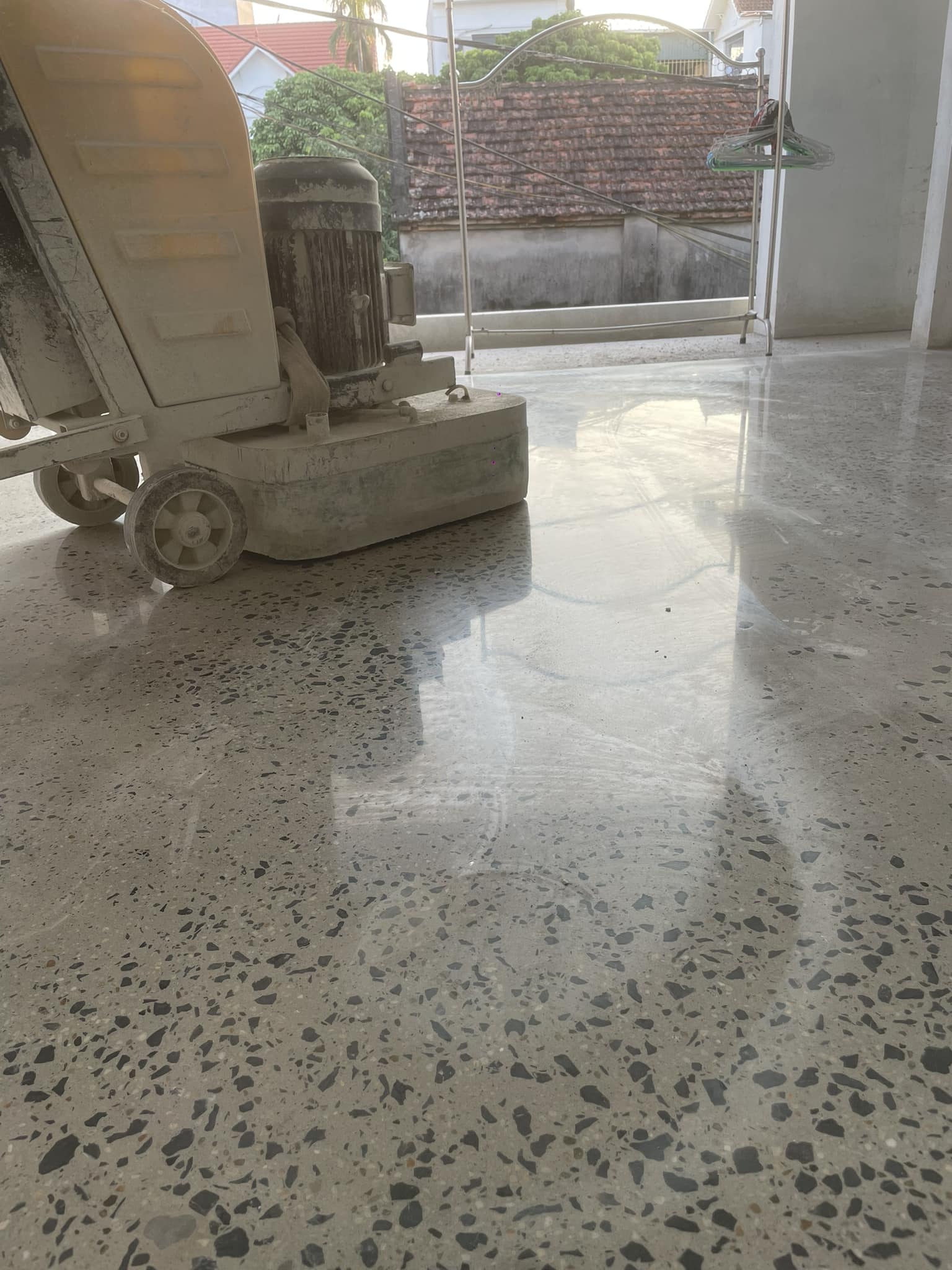 Mài và đánh bóng sàn bê tông terrazzo trong nhà