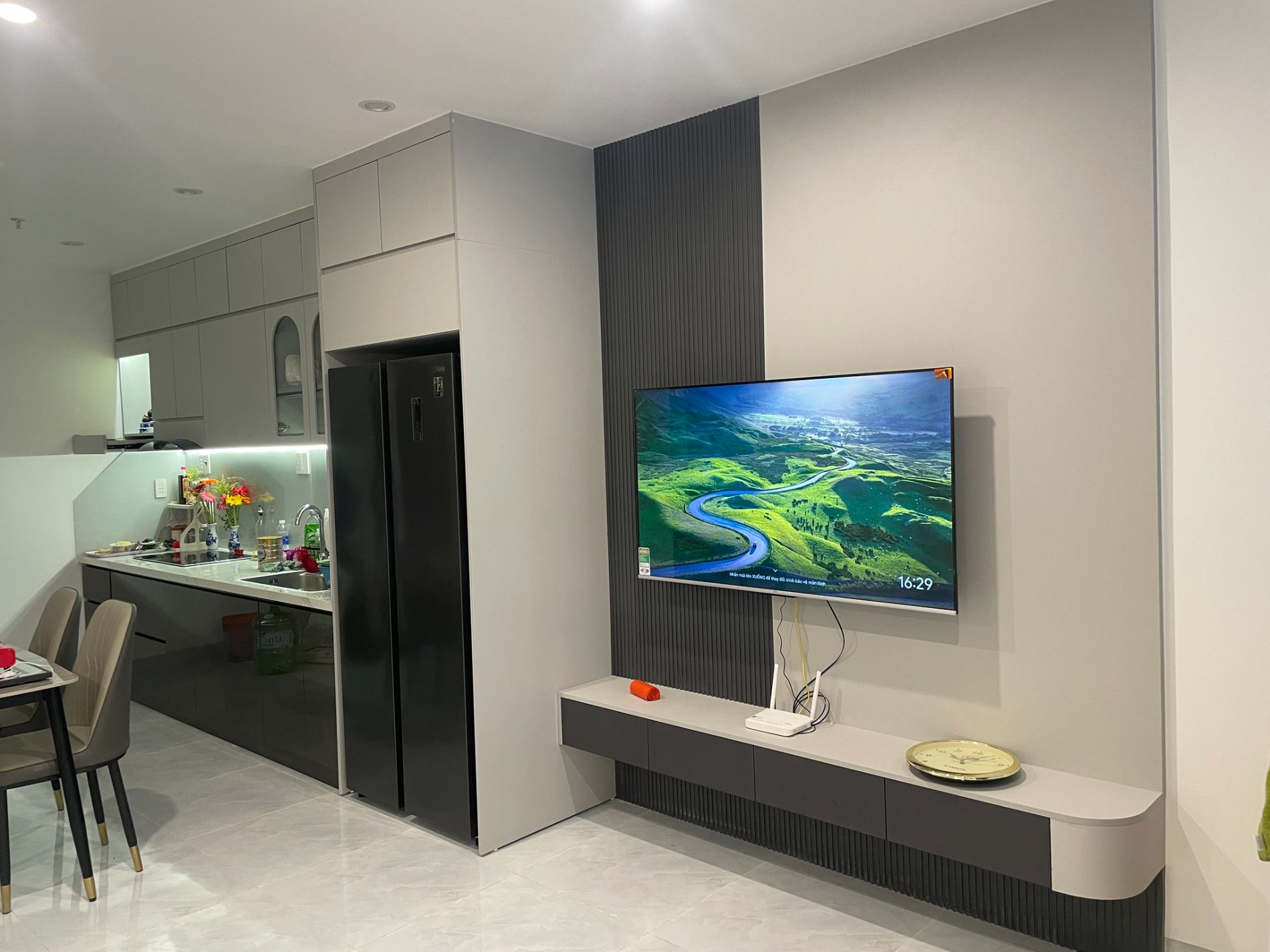Khu vực phòng khách và bếp liền kề