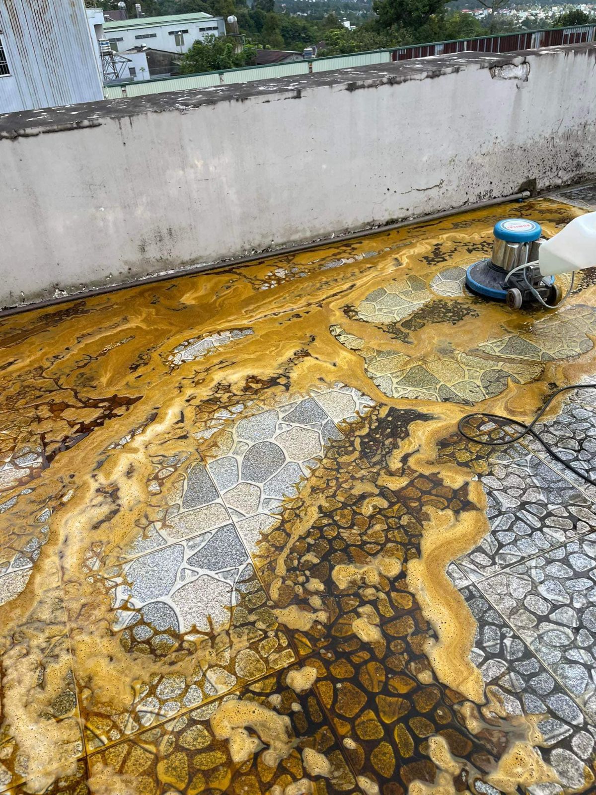 Vệ sinh sân thượng sàn ngoài trời