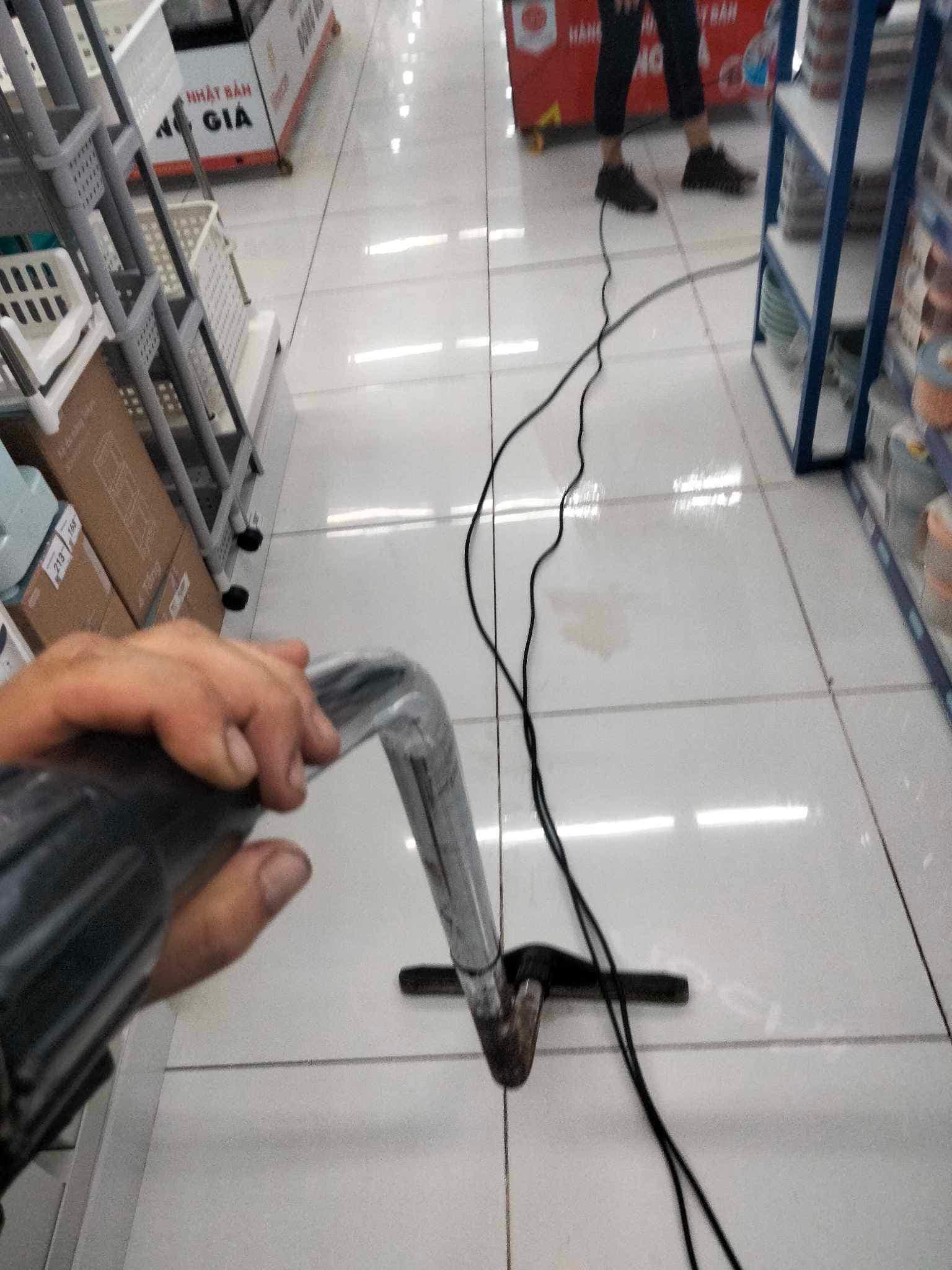 Vệ sinh sàn cửa hàng siêu thị