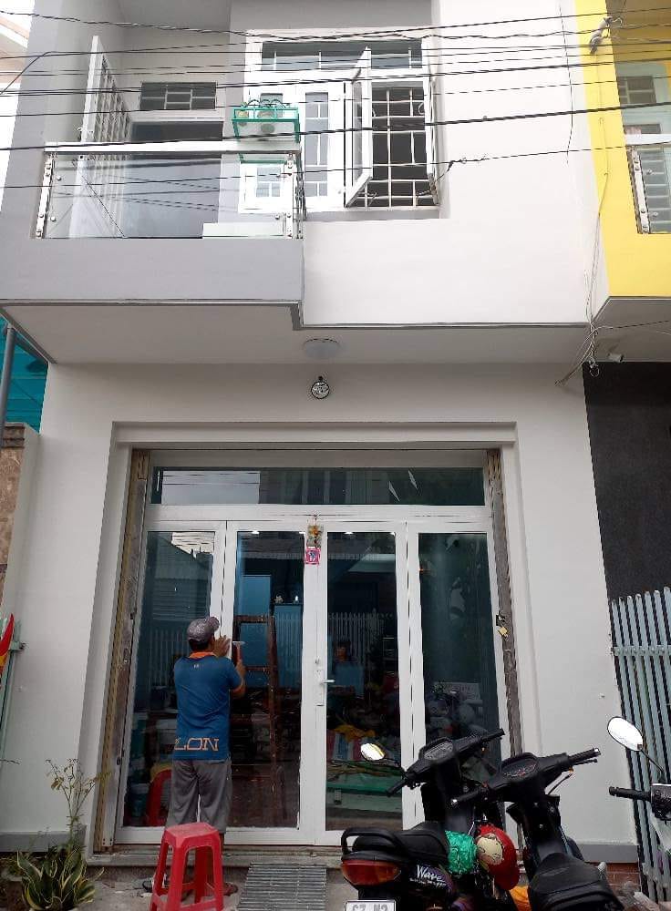 Vệ sinh kính mặt tiền nhà phố