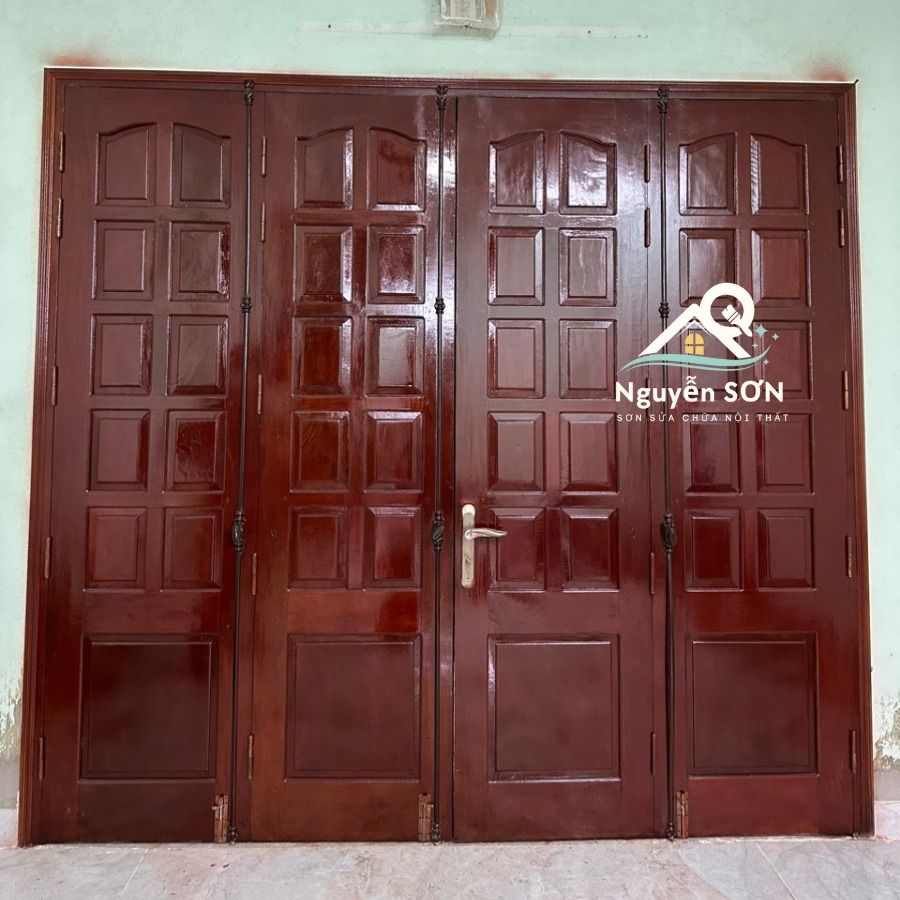 Sơn mới cửa gỗ nhiều cánh trong nhà