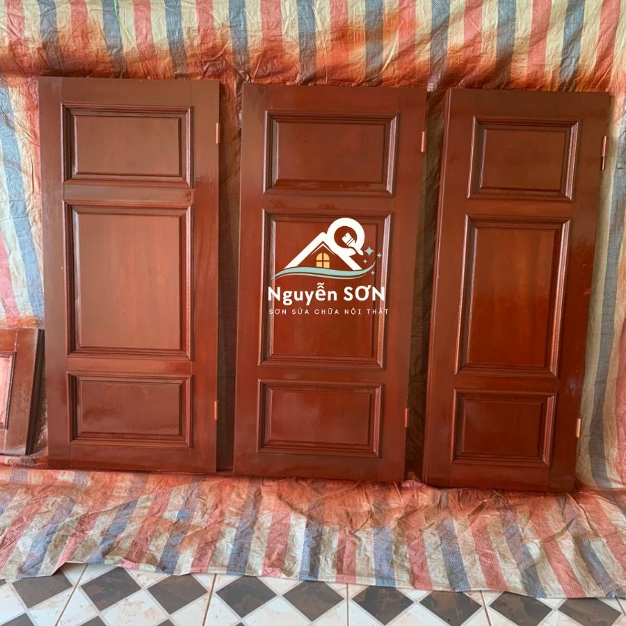 Sơn mới cánh cửa gỗ rời