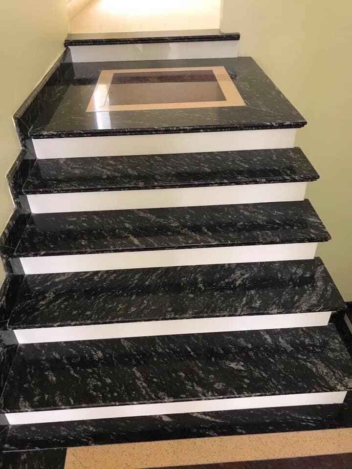 Đá ốp cầu thang granite đen
