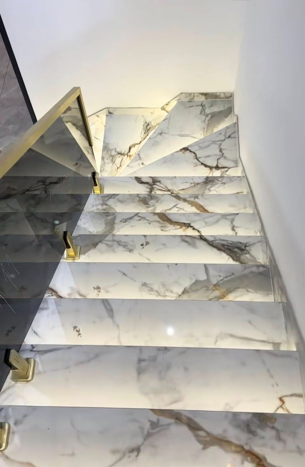 Đá marble ốp cầu thang trong nhà