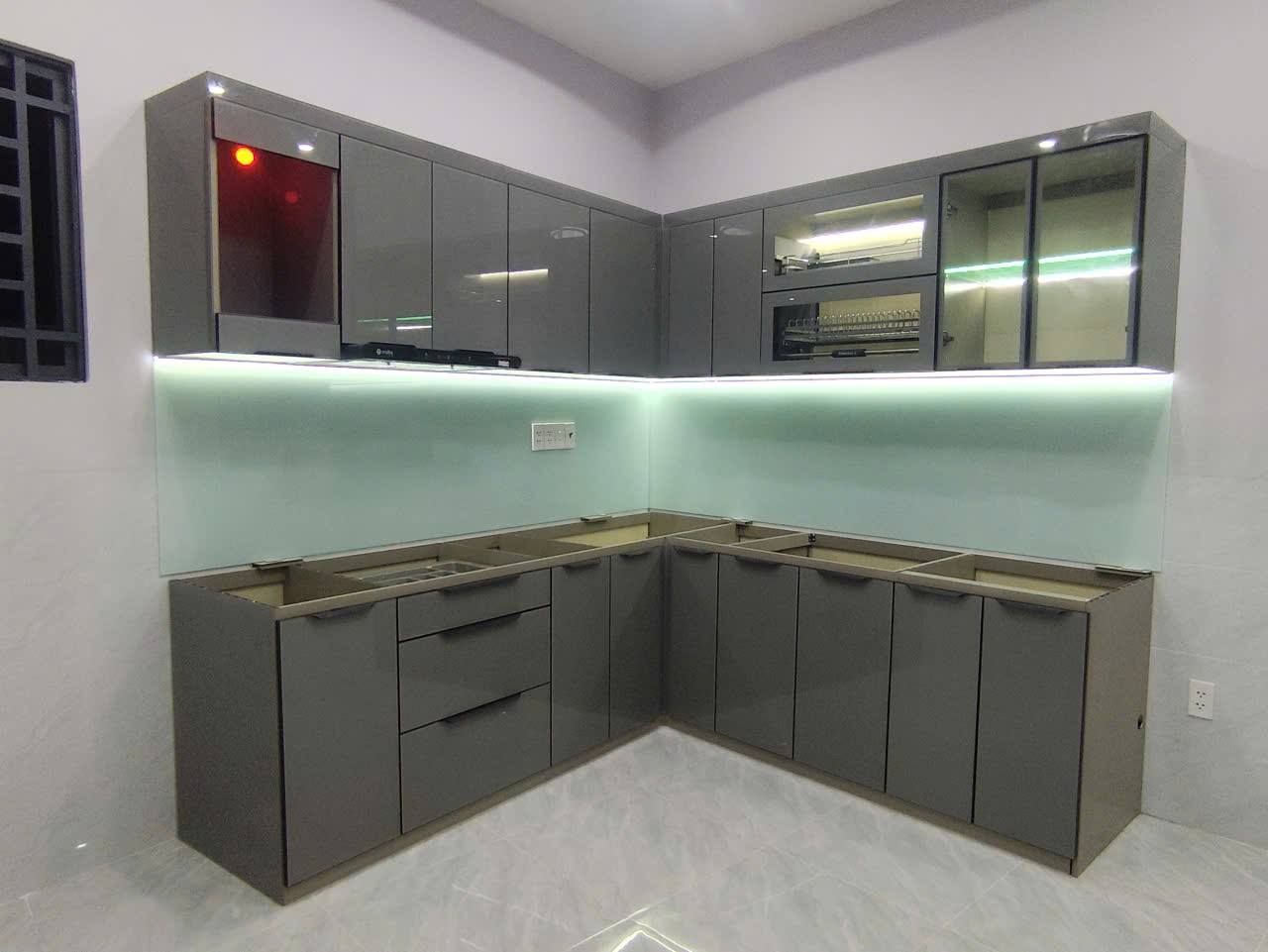 Thi công tủ bếp nhôm kính hiện đại 