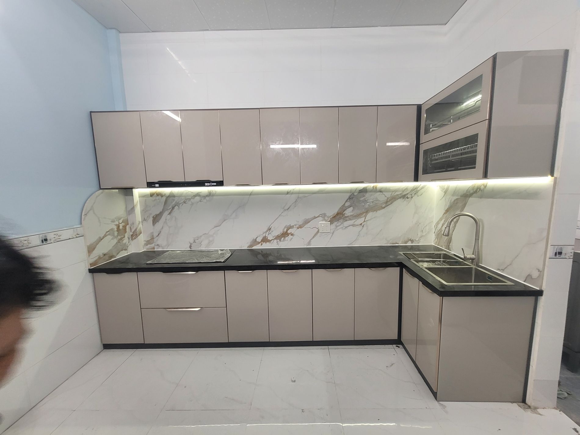 Tủ bếp chữ L hiên đại