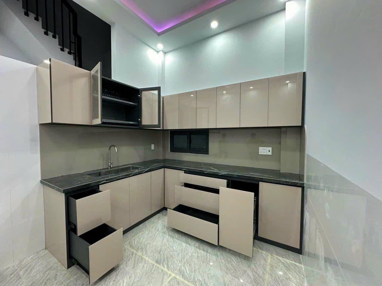 Tủ bếp nhôm kính