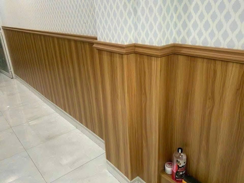 Thi công gỗ nhựa ốp chân tường