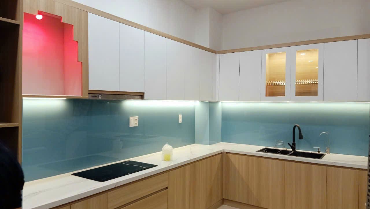 Kính màu ốp bếp