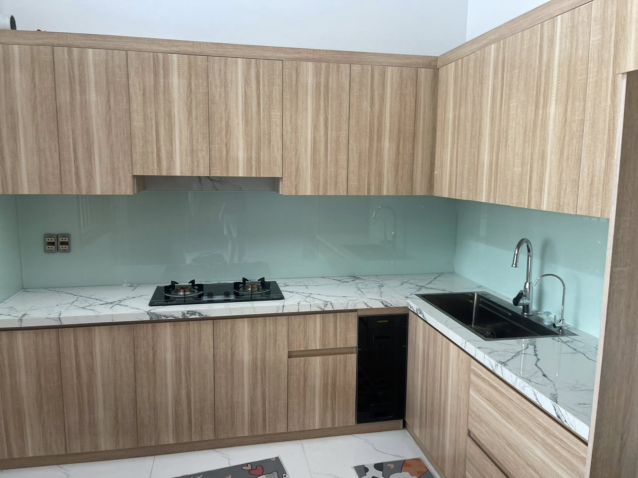Kính ốp bếp màu xanh ngọc