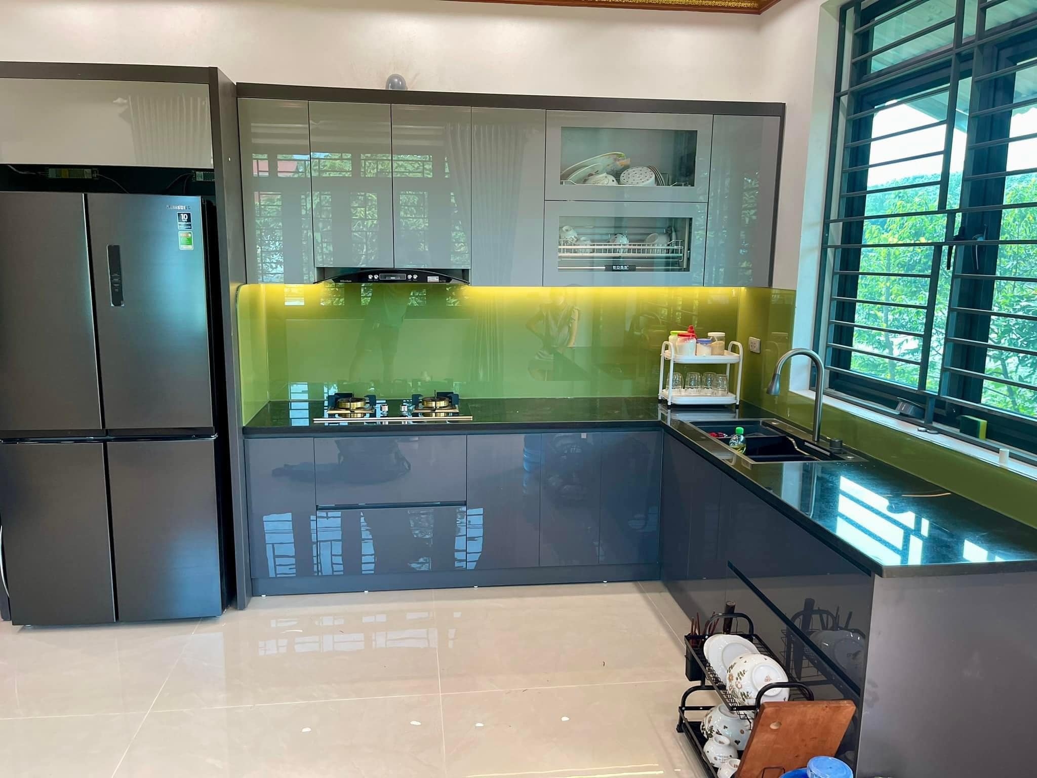 Thi công kính ốp bếp
