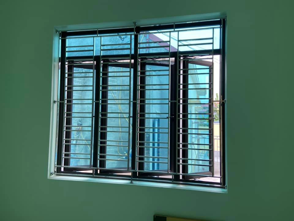 Cửa sổ inox có khung bảo vệ