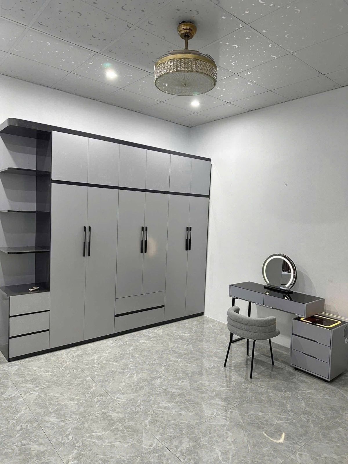 Tủ quần áo và bàn trang điểm nhựa