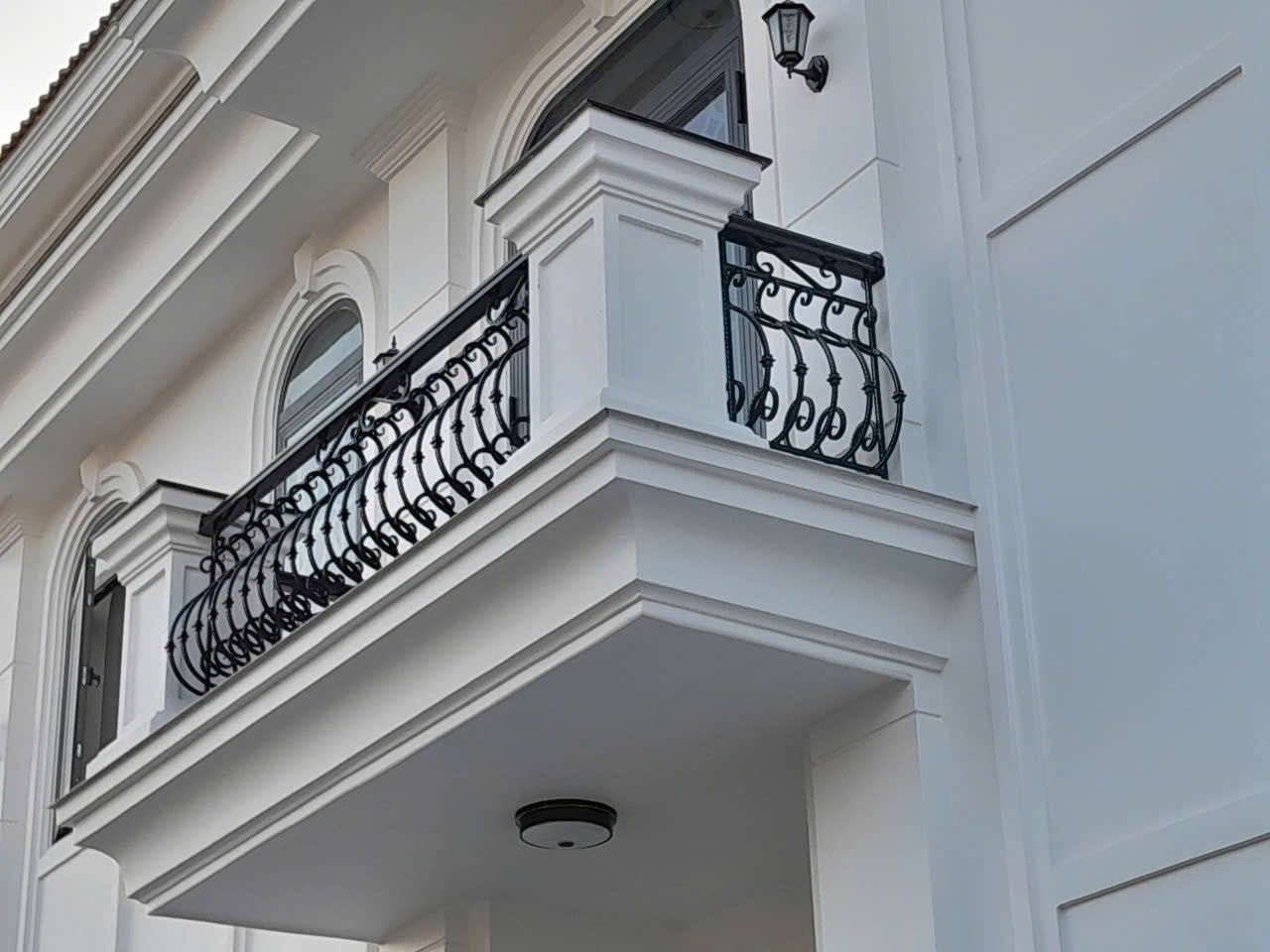 Lan can sắt ban công