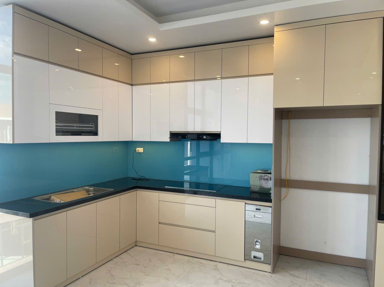 Thi công tủ bếp chữ L hiện đại