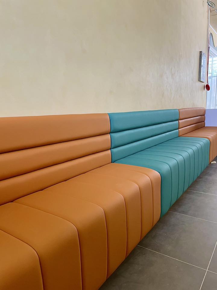 Ghế sofa băng dài được bọc lại