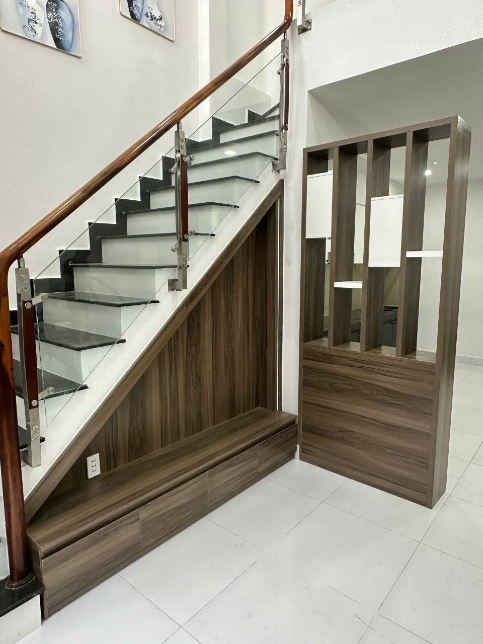 Tủ và vách ngăn gỗ 
