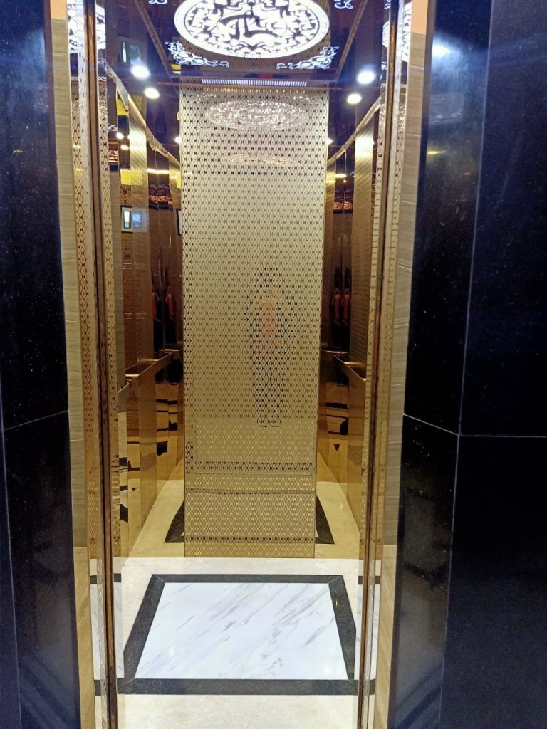 THANG MÁY TẠI KHÁCH SẠN CHÍ TRUNG 2