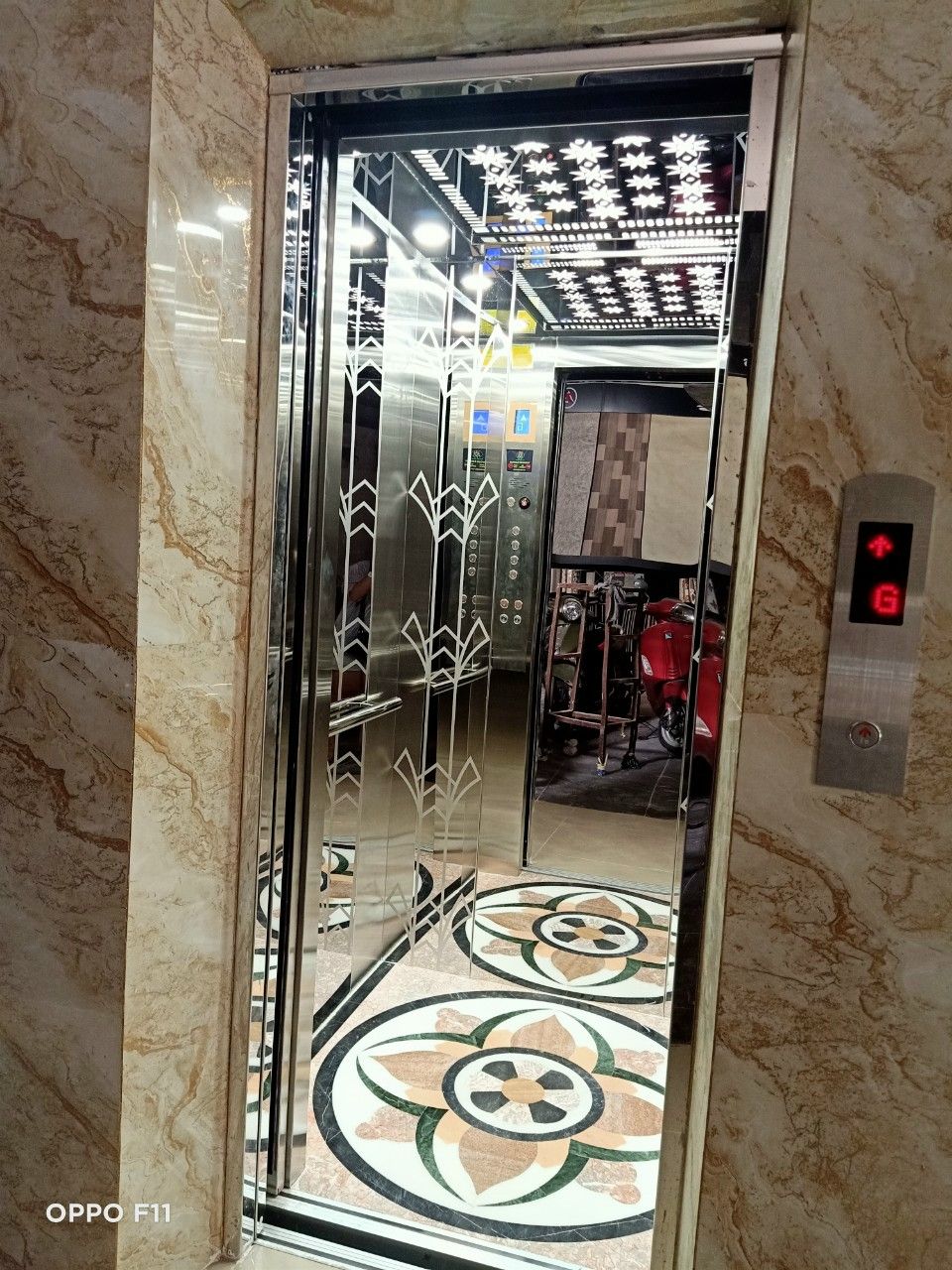 THANG MÁY GIA ĐÌNH CHO SHOWROOM GẠCH MEN TÂY ÂU