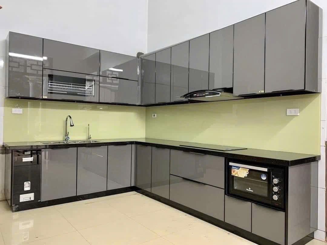 Mẫu tủ bếp chữ L inox cánh kính
