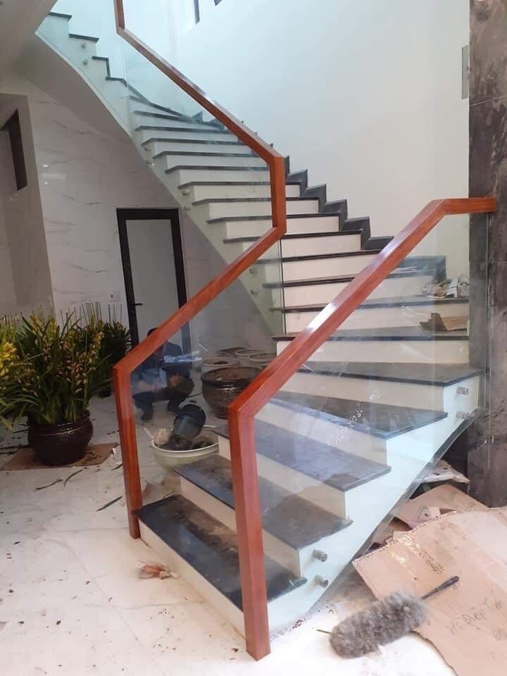 Cầu thang kính cường lực
