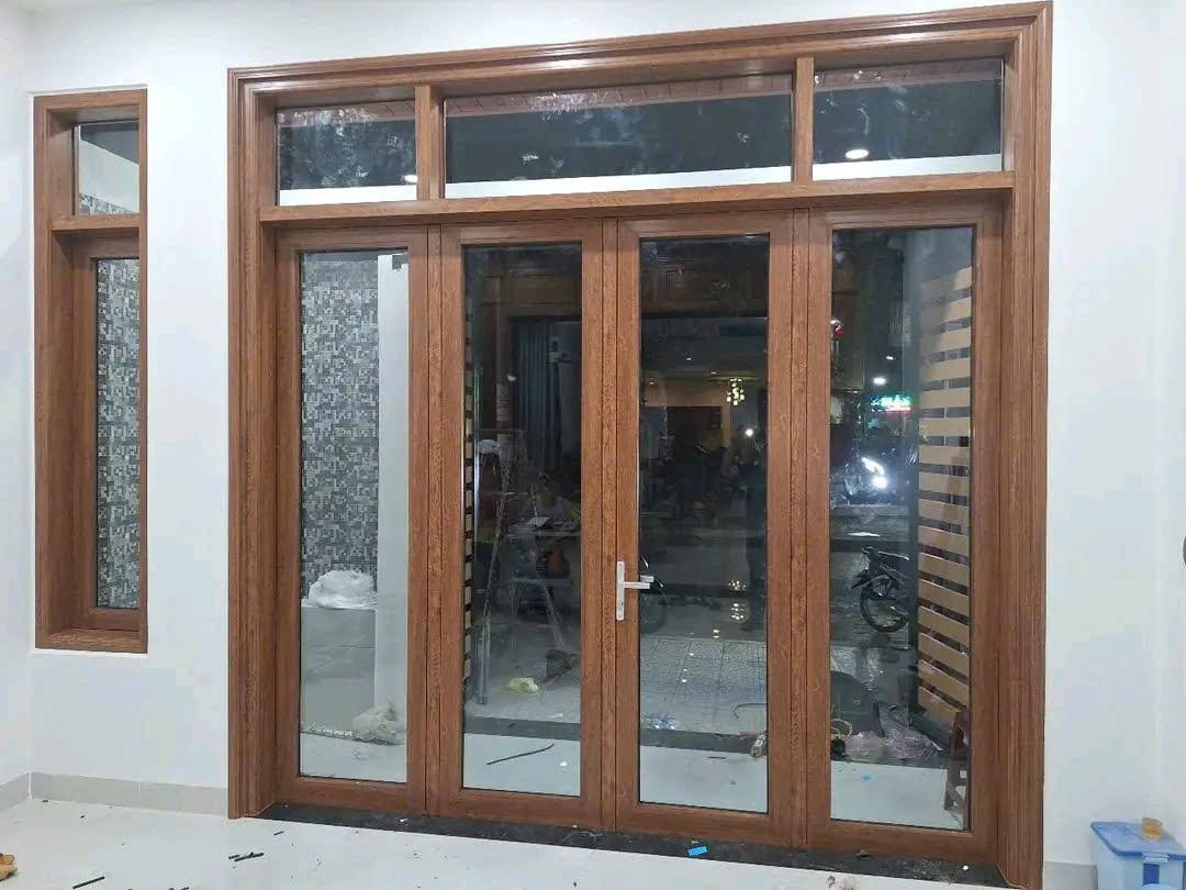 Cửa nhôm kính màu vàng