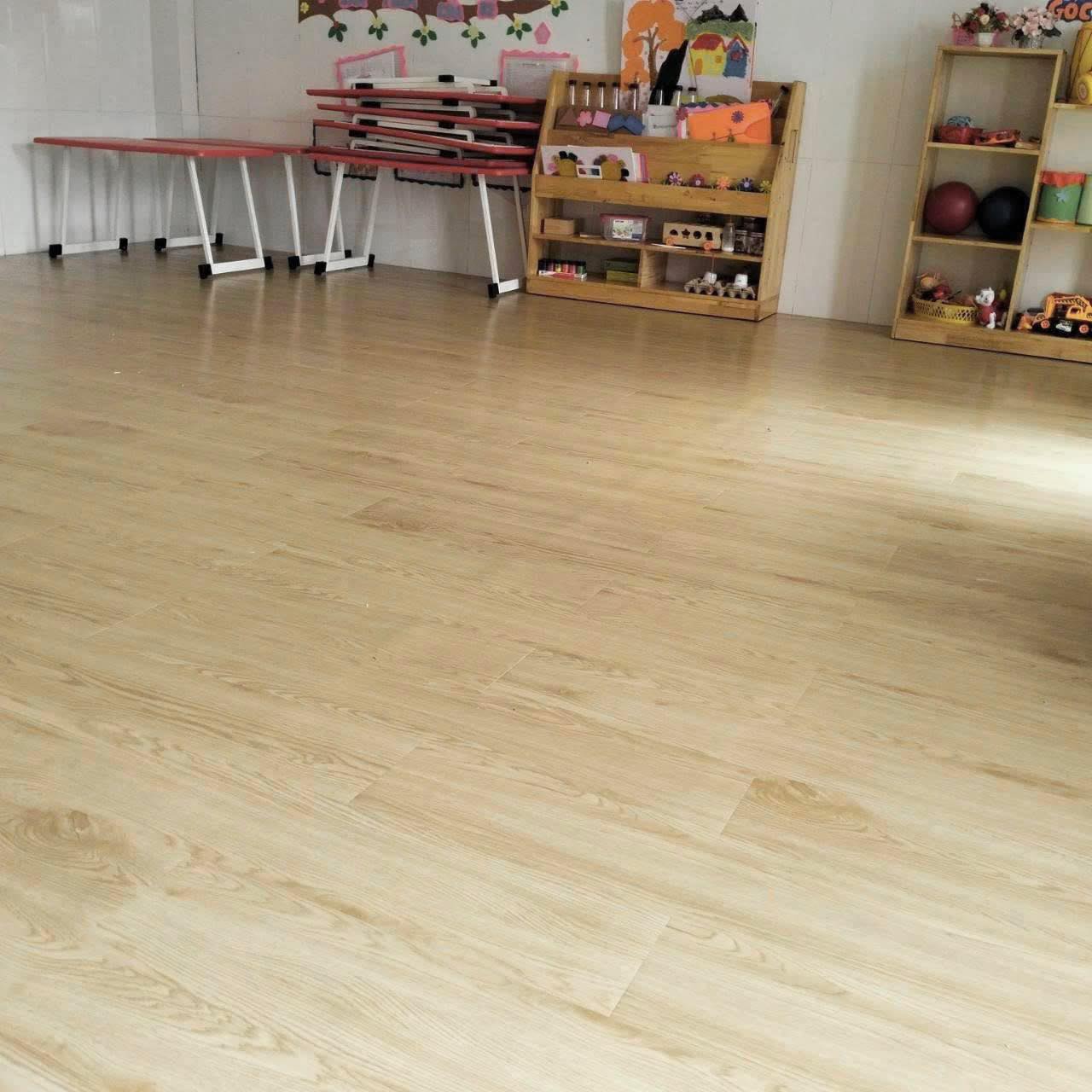 Sàn nhựa giả gỗ màu sáng 