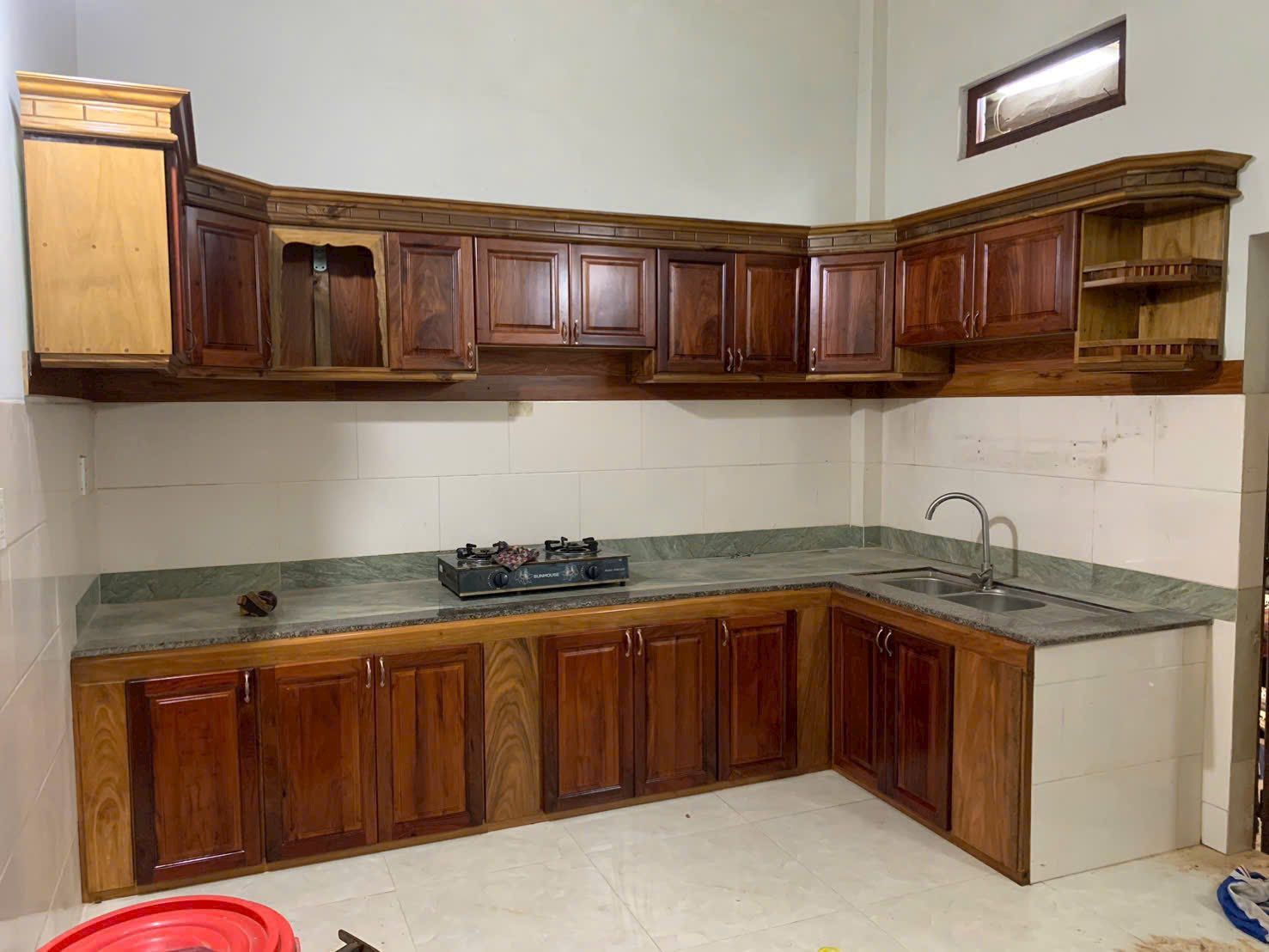 Tủ bếp gỗ tự nhiên