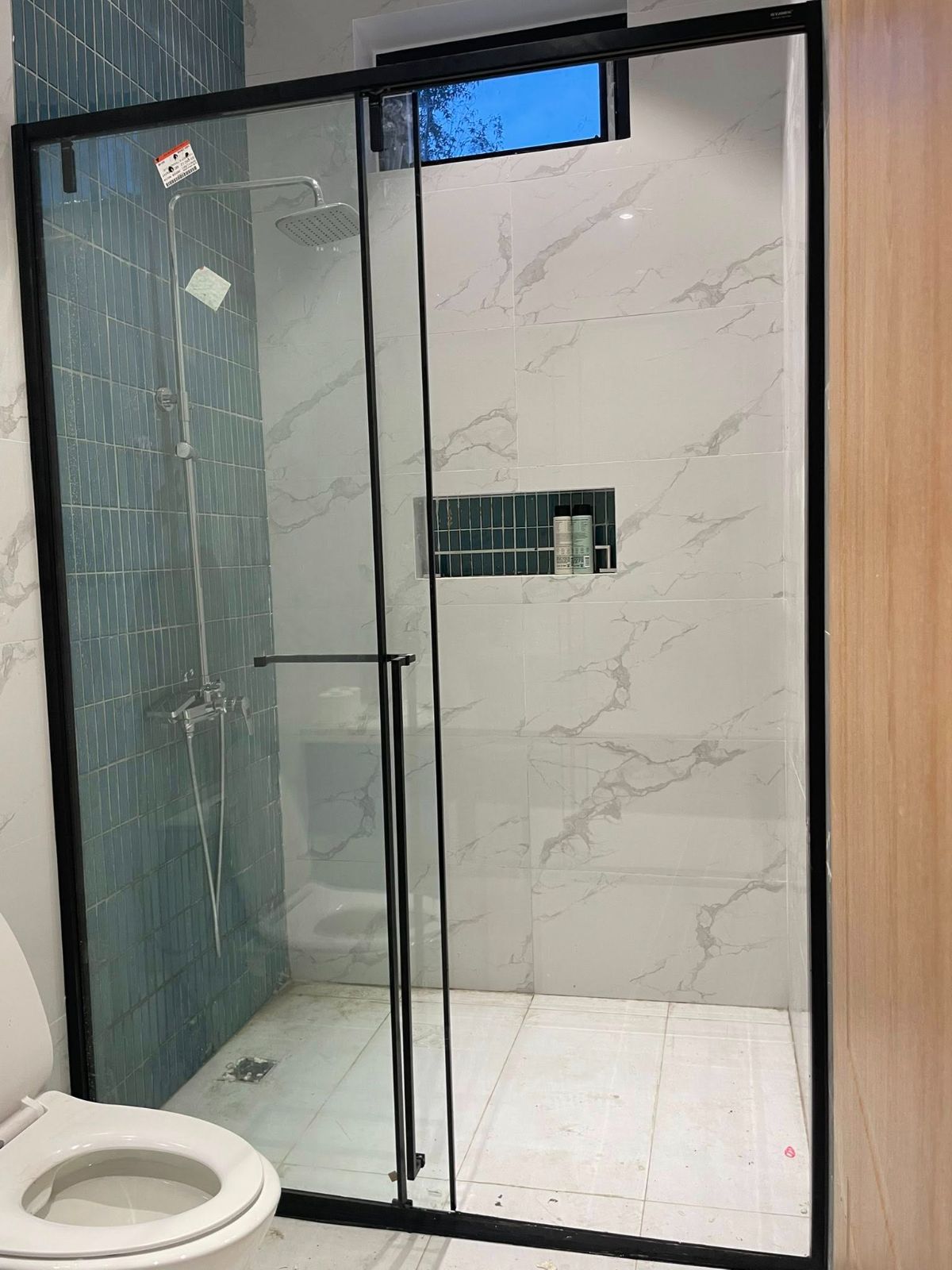 Vách kính ngăn phòng tắm