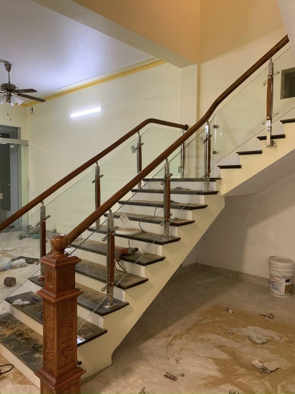 Cầu thang kính cường lực