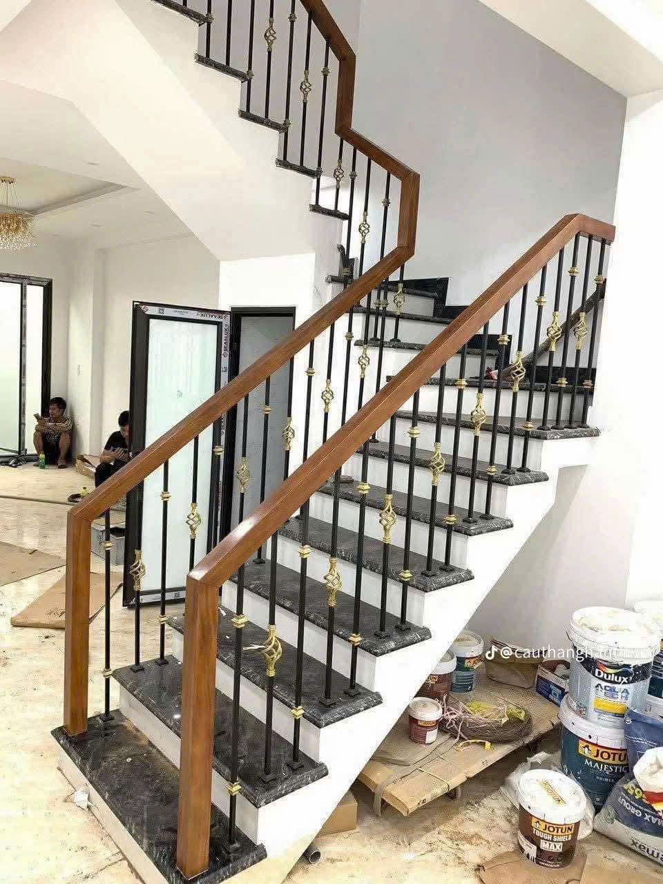 Cầu thang với lan can sắt