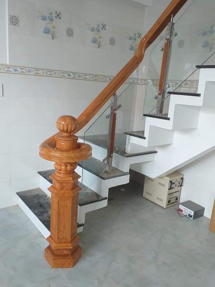 Cầu thang lan can kính tay vịn gỗ