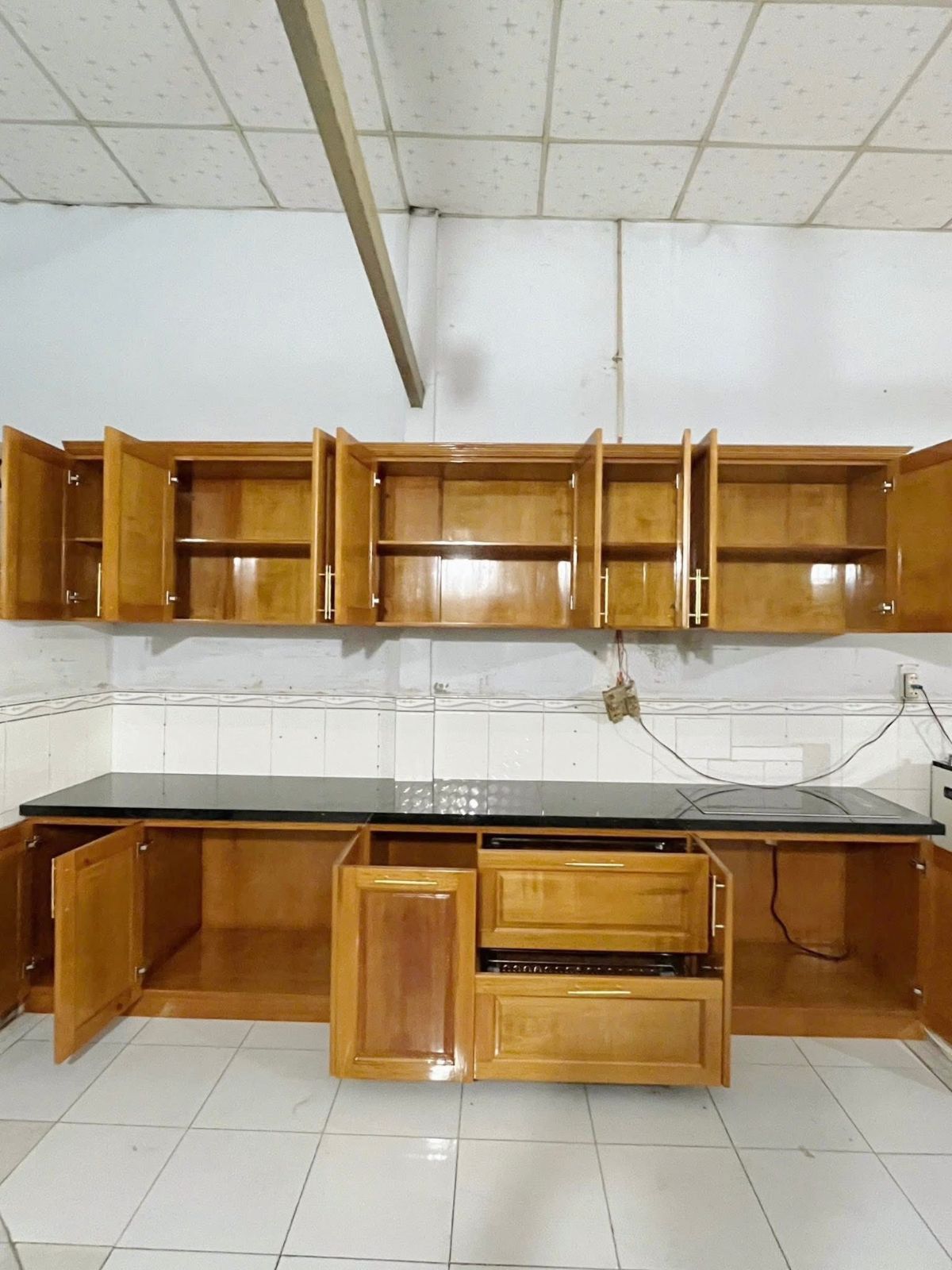 Tủ bếp gỗ tự nhiên 