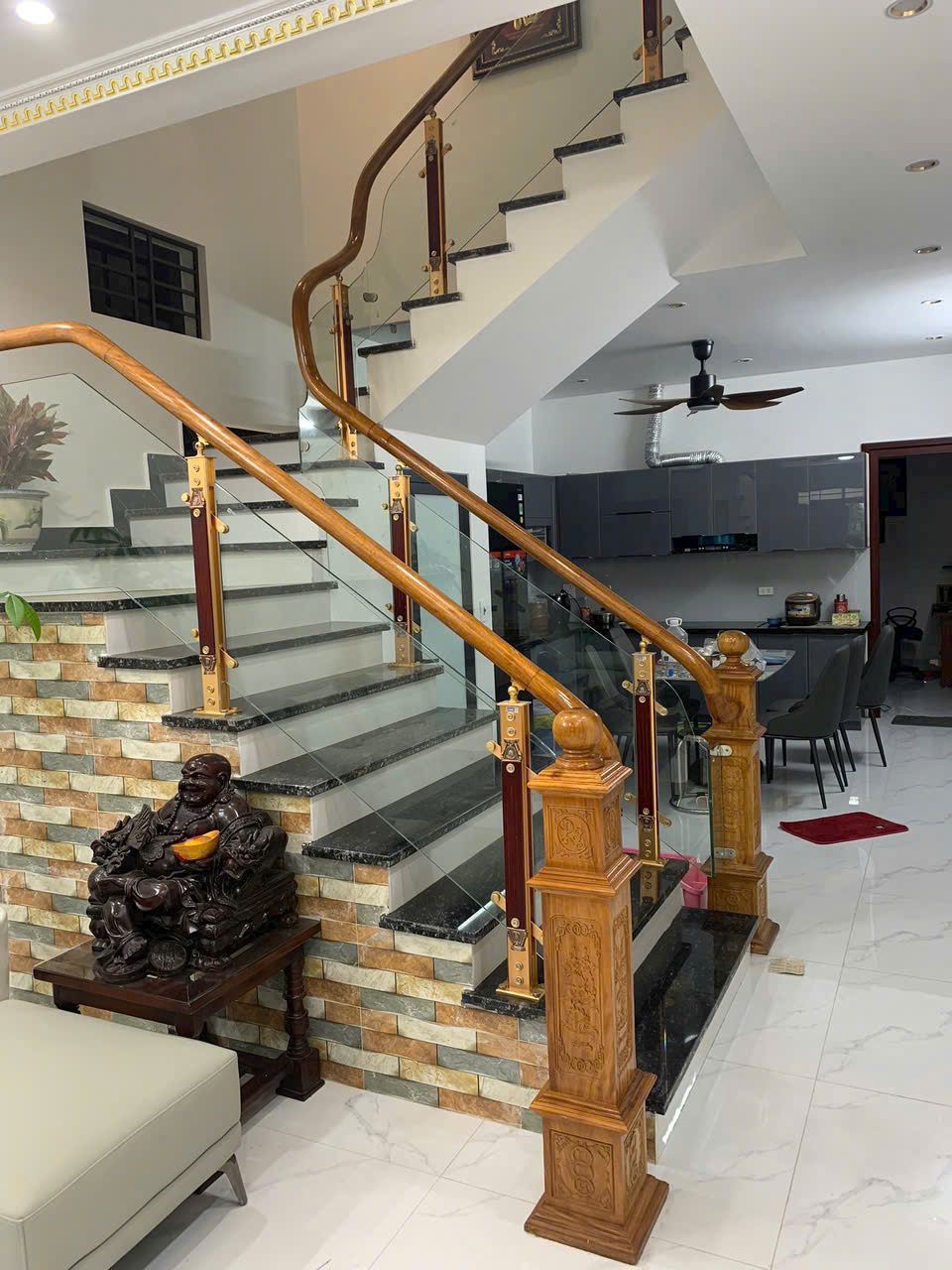 Cầu thang kính trụ gỗ 