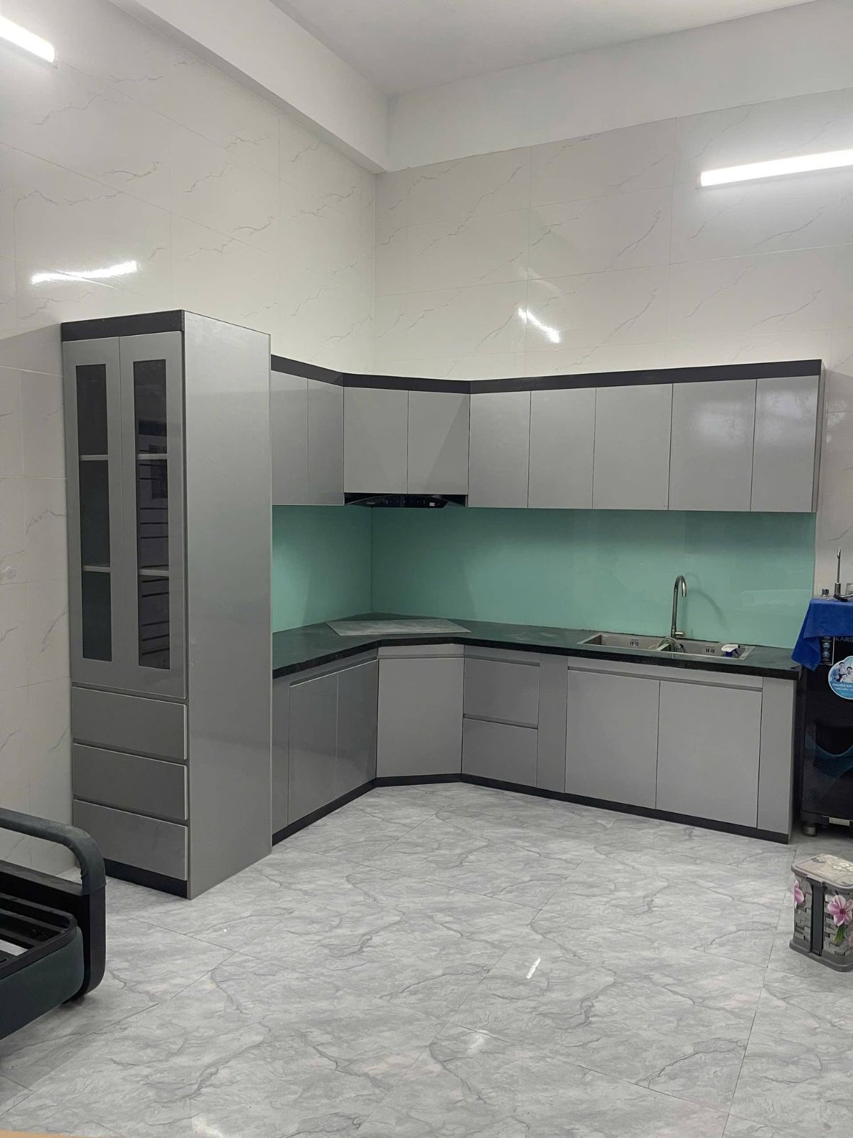 Hệ tủ bếp chữ L hiện đại 