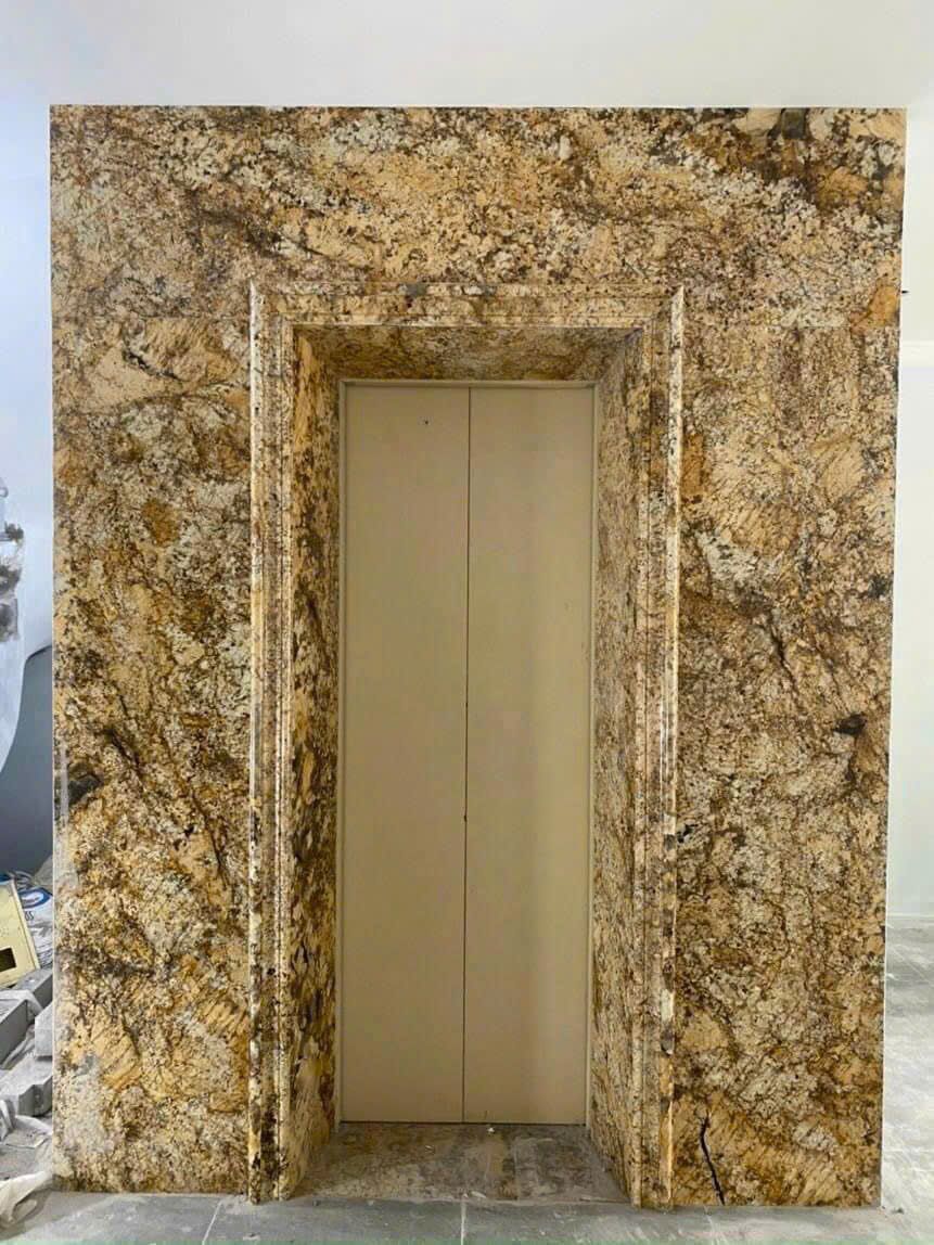 Đá ốp khu vực thang máy 
