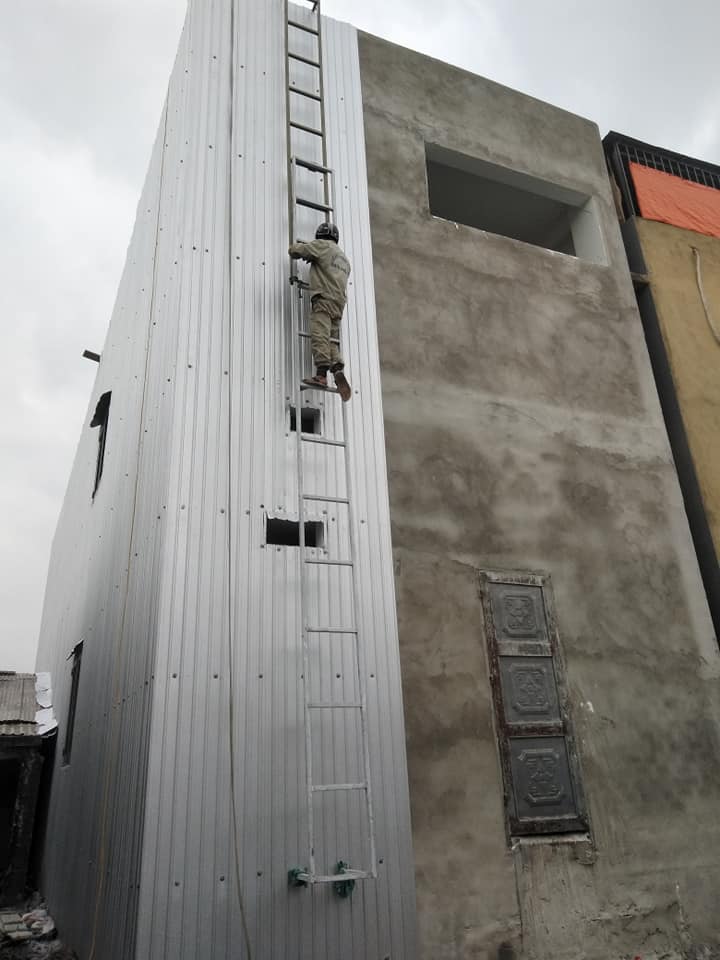 Thi công tôn chống thấm cho tường nhà 