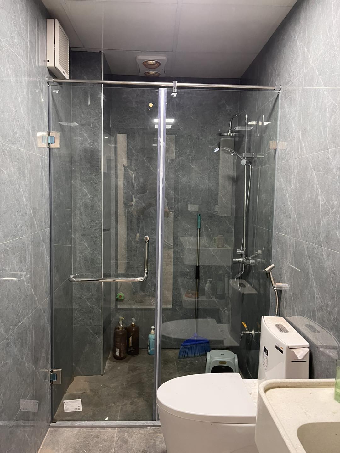 Vách kính phòng tắm 