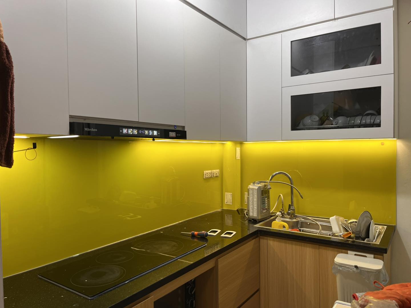Kính ốp bếp màu 