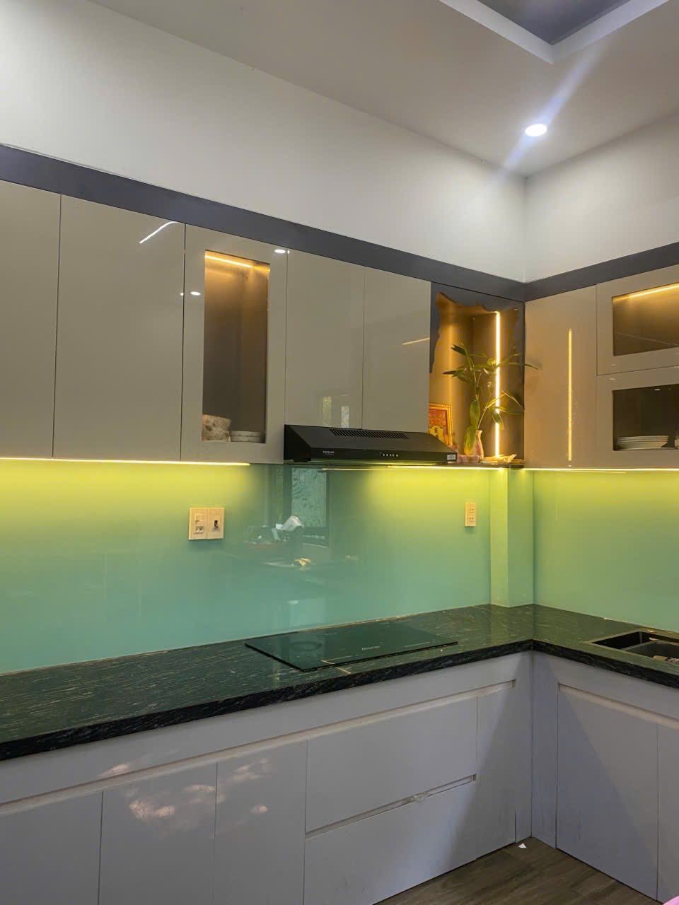 Kính ốp bếp màu 