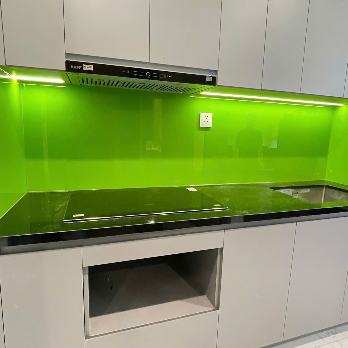 Kính ốp bếp xanh lá nổi bật