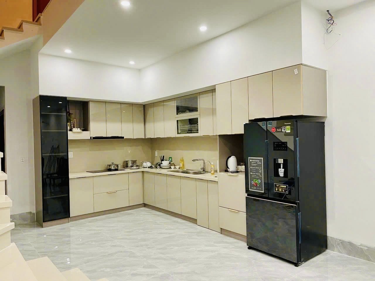 Tủ bếp nhôm cánh kính