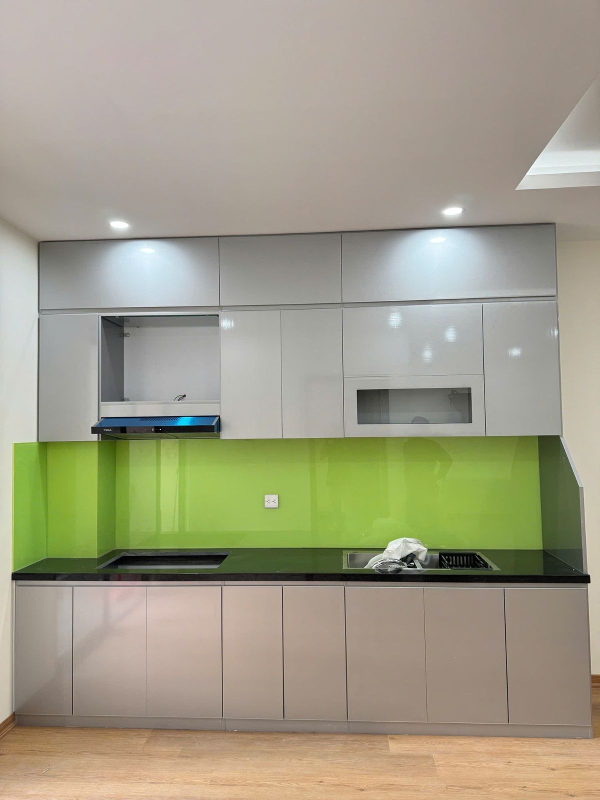 Kính ốp bếp xanh cốm